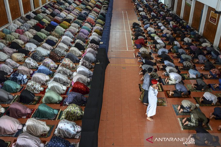 Shalat Ghoib dan doa bersama untuk kapal selam KRI Nanggala-402 