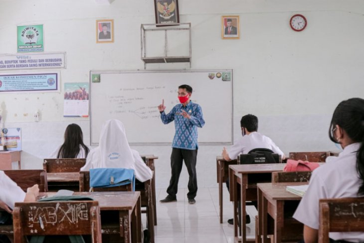 Pelajar Kediri patuh protokol kesehatan saat sekolah tatap muka