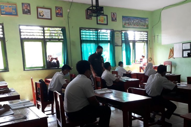 Pelajar di Kediri jalani sekolah tatap muka secara bergiliran