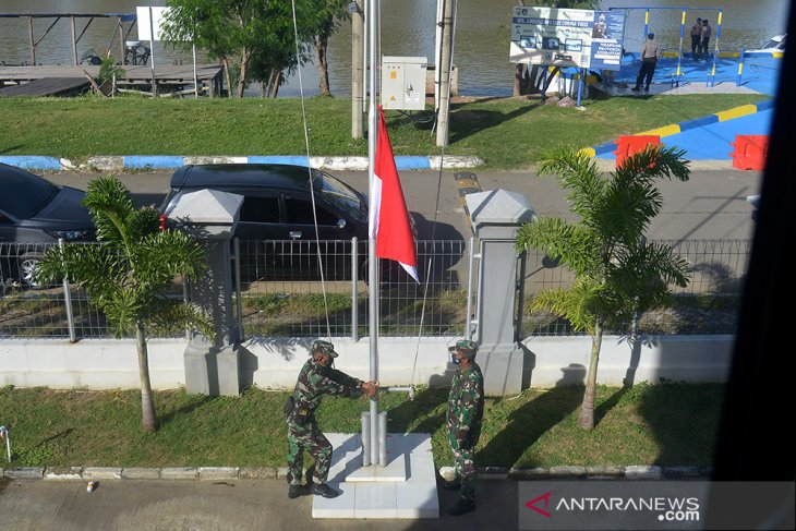 BENDERA SETENGAH TIANG PENGHORMATAN UNTUK AWAK KAPAL SELAM