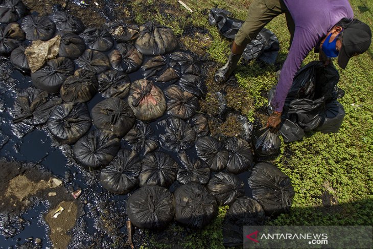 Tumpahan minyak mentah kembali cemari laut Karawang 