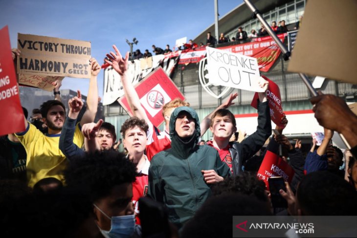 Stan dan Josh Kroenke tegaskan tidak berniat jual Arsenal