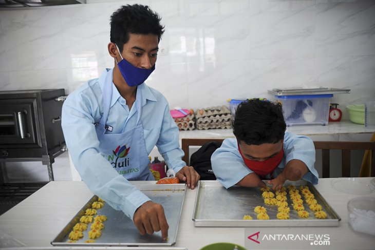 Pelatihan pembuatan kue lebaran bagi siswa disabilitas 