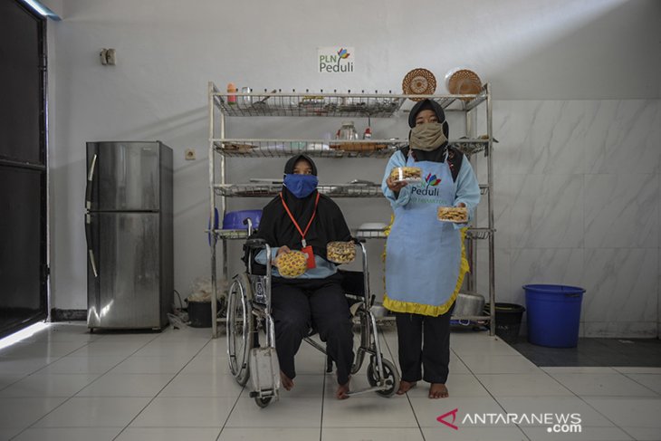 Pelatihan pembuatan kue lebaran bagi siswa disabilitas 