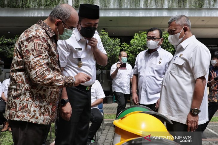 Pemkot Medan dapat bantuan 110 tong sampah