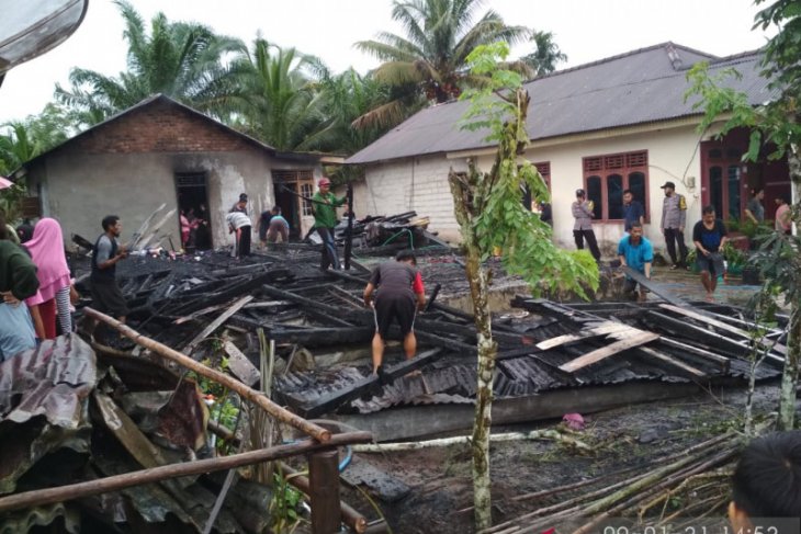 PT Timah Salurkan Bantuan untuk Korban Kebakaran di Desa Pangkal Buluh