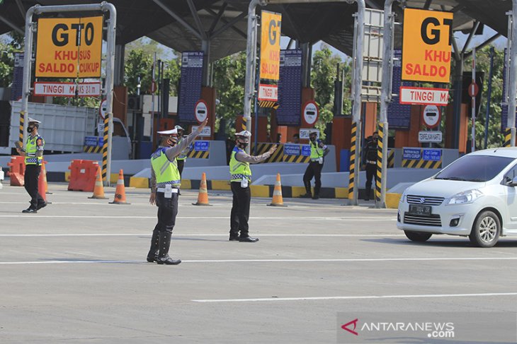 Simulasi penyekatan larangan mudik di pintu Tol Cipali 