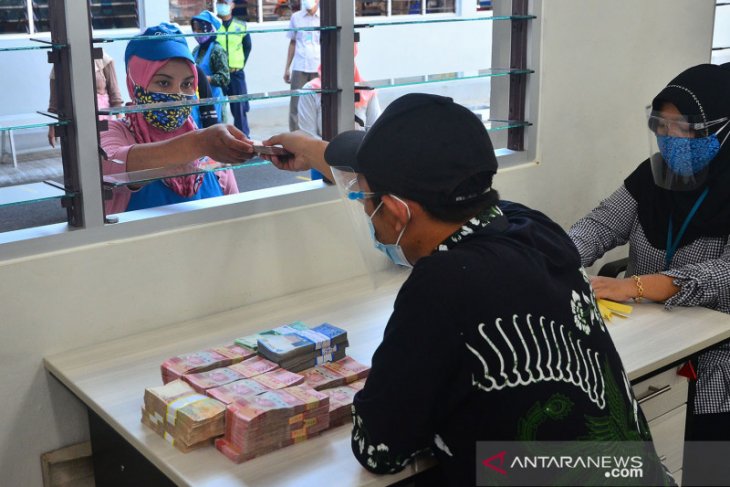 Jokowi sudah menandatangani PP untuk pembayaran THR dan gaji ke-13
