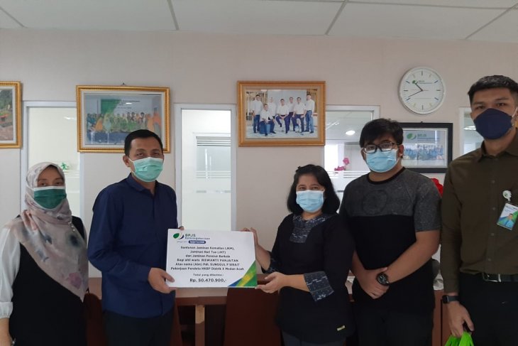 BP Jamsostek serahkan santunan kematian mantan Praeses HKBP
