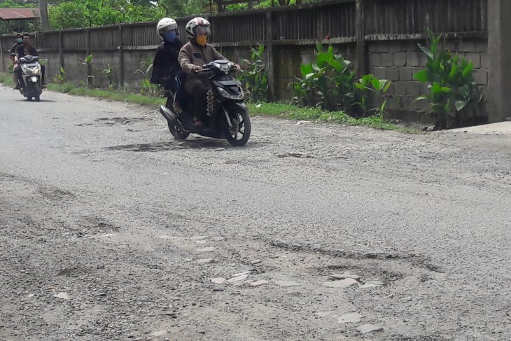 Warga Langkat berharap jelang lebaran jalan berlubang diperbaiki
