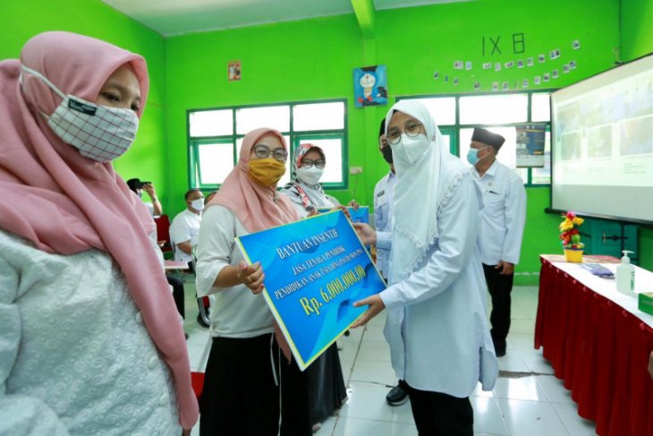 Guru PAUD dan TK Banyuwangi terima insentif jelang Lebaran