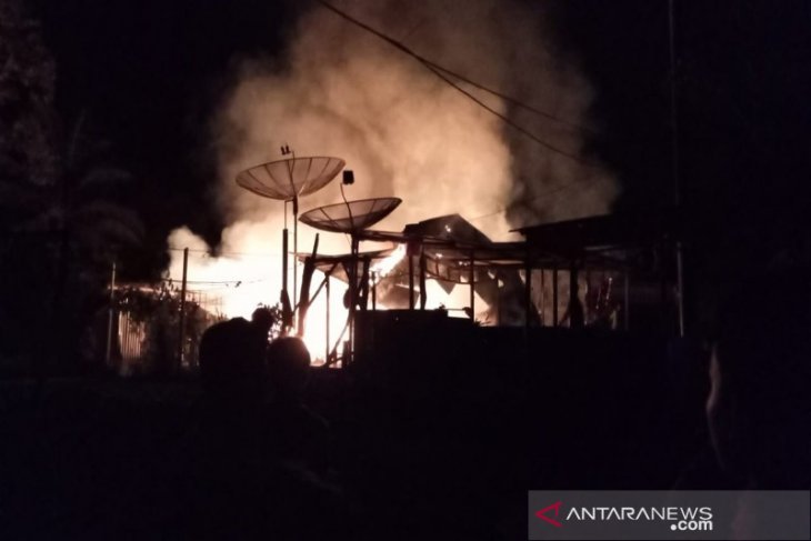 Sebuah gudang gas di Pasar Pargarutan Tapsel terbakar, warga berhamburan