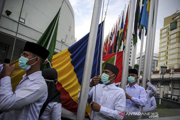 Penurunan bendera peserta Konferensi Asia Afrika 