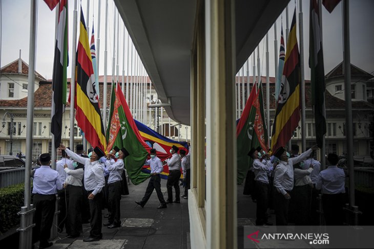 Penurunan bendera peserta Konferensi Asia Afrika 