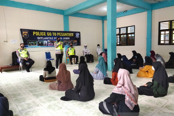 Dirlantas Polda Jambi ajak santri berlebaran di pesantren