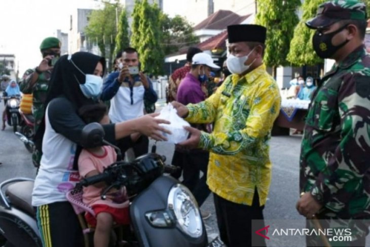 Lanal TBA prakarsai berbagi takjil ramadhan oleh lintas agama