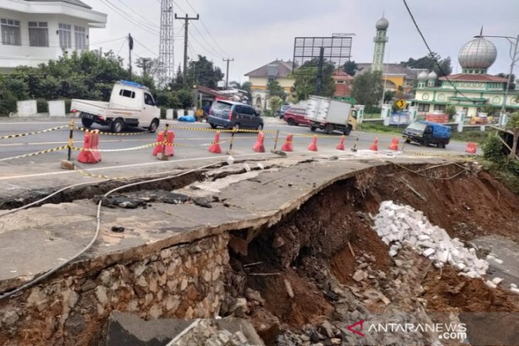 Longsor, Jalur Puncak-Cianjur tertutup dari kendaraan besar bus dan truk