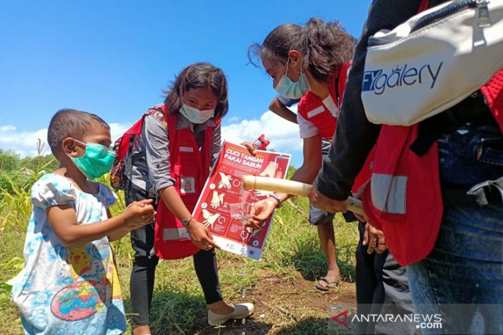 Aksi relawan PMI putus penyebaran COVID-19 di pengungsian Parak Walang NTT