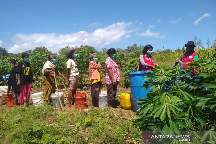 Aksi relawan PMI putus penyebaran COVID-19 di pengungsian Parak Walang NTT