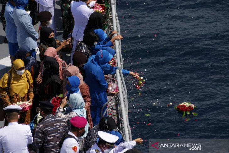 Kasal bersama keluarga awak KRI Nanggala lakukan tabur bunga