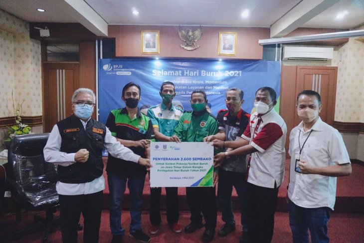BPJamsostek Jatim serahkan 2.600 sembako kepada buruh
