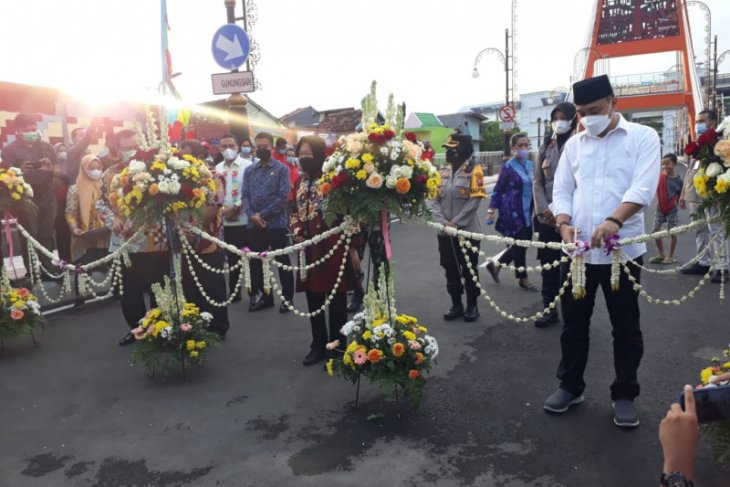 Mensos Risma dan Wali Kota Eri resmikan Jembatan Sawunggaling di Surabaya
