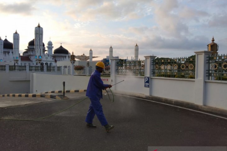 Disinfektan kawasan Masjid Raya Baiturrahman