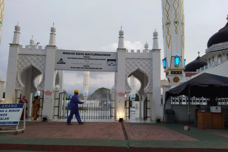 Disinfektan kawasan Masjid Raya Baiturrahman