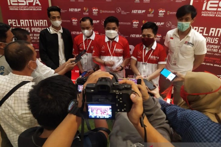 Bang Dhin : pers paling pertama menikmati kebebasan