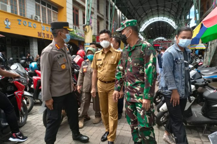 Wali Kota Pontianak tinjau penerapan prokes di sejumlah pusat perbelanjaan