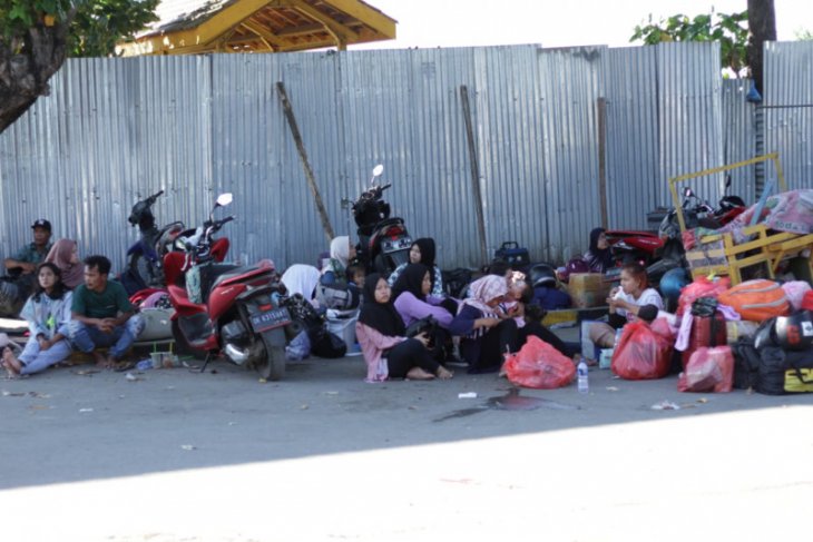 Ratusan calon penumpang tujuan Pulau Raas Madura tertahan di Pelabuhan Situbondo