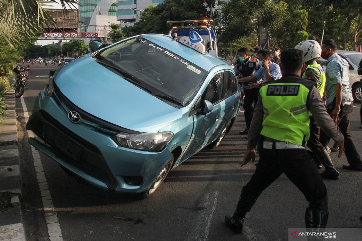 Kecelakaan Taksi di Surabaya