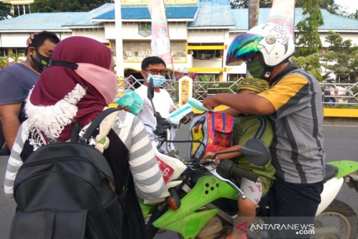 Indocement berbagi takjil