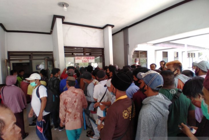 Sejumlah calon penumpang kapal feri di Pelabuhan Jangkar Situbondo kecewa tak mendapat tiket