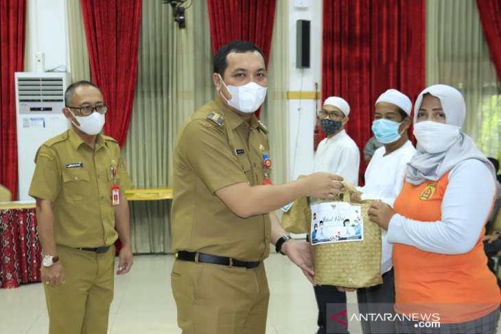 Wali Kota serahkan santunan tali asih kepada masyarakat