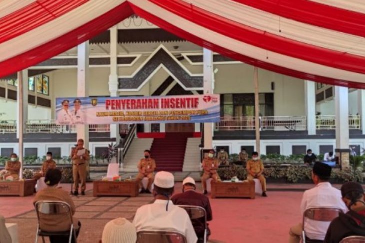 Ratusan pengurus rumah ibadah terima insentif