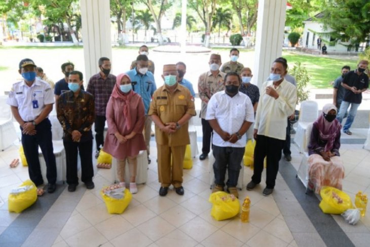 Gubernur Gorontalo salurkan bantuan pangan ke sopir dan pengusaha angkutan