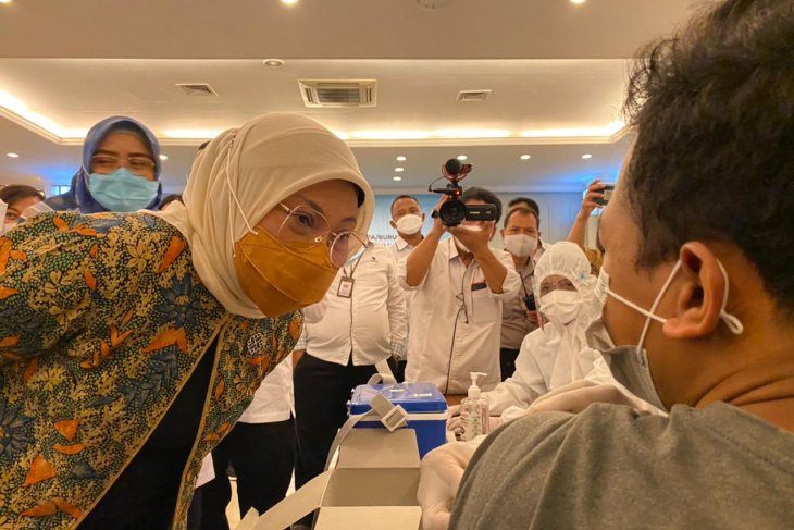 Migrant workers accorded priority to receive vaccine: minister