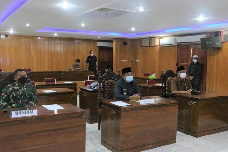 Bupati Tanjabbar ikuti rakor penegakan disiplin protokol kesehatan dan penanganan COVID-19.