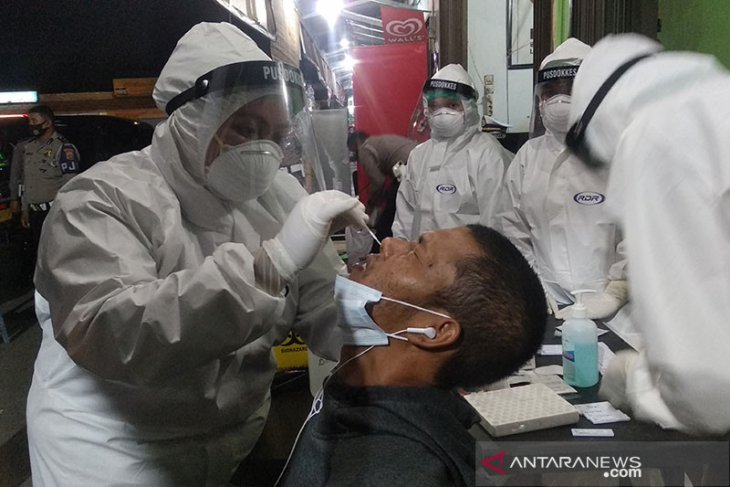 Puluhan penumpang dan awak angkutan umum jalani tes COVID-19