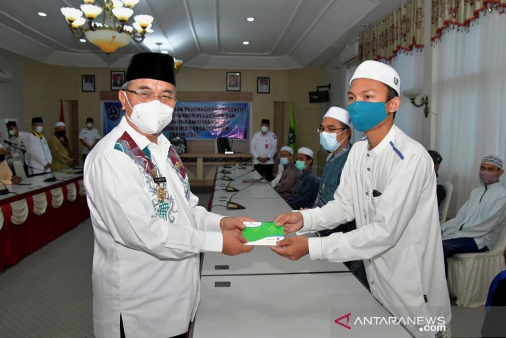 593 orang ustadz dan ustadzah Ponpes dan MDA di HSS terima insentif