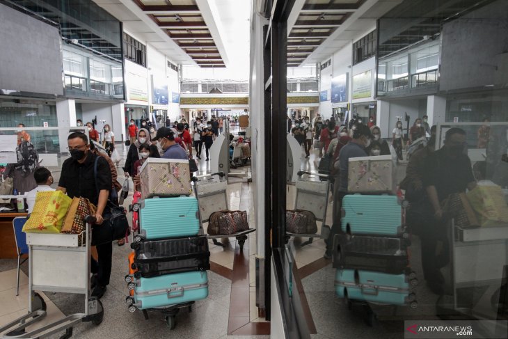 Pemudik di Bandara Juanda 