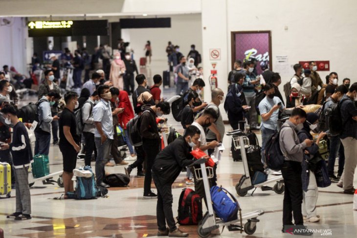 Pemudik di Bandara Juanda 