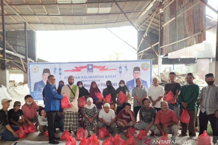 Ketua Fraksi AKB DPRD Pontianak salurkan bingkisan lebaran
