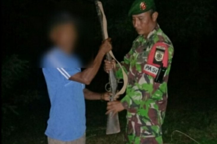 Warga kembali serahkan senjata api ke Satgas Pamtas RI-Timor Leste