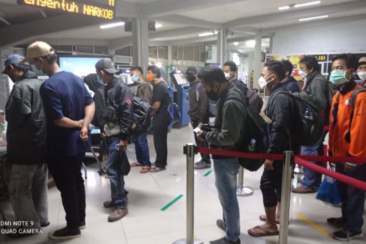 Penumpang pejalan kaki di Pelabuhan Merak membludak