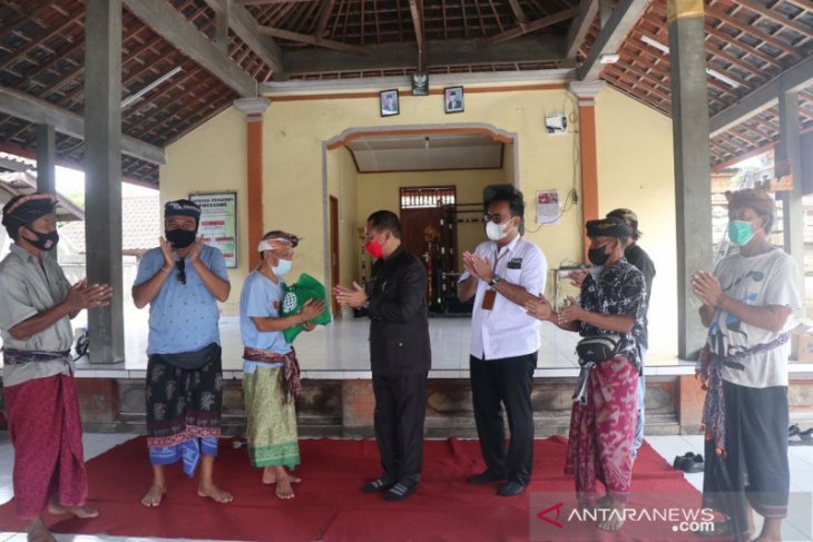 Bupati Karangasem bersama Bank BPD Bali bantu sembako di tiga lokasi