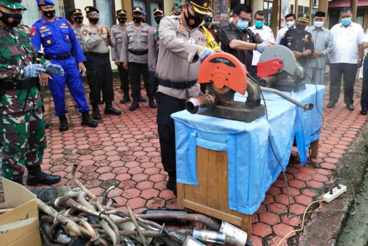 Polisi di Simeulue musnahkan puluhan knalpot bising