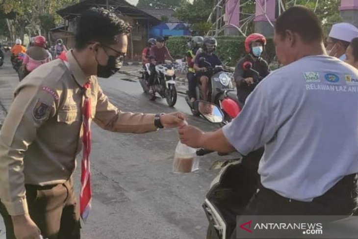 Pramuka peduli HST bagikan ratusan paket berbuka untuk masyarakat