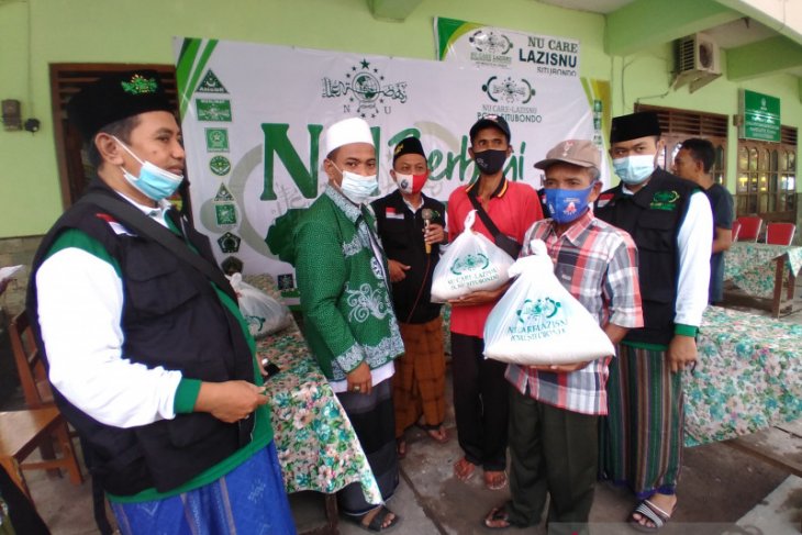 Lazis-NU Situbondo bagikan paket sembako untuk kaum dhuafa
